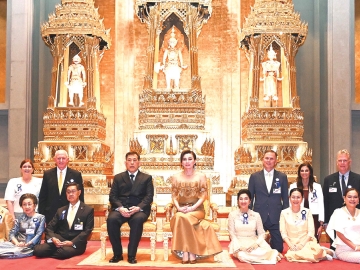พระบาทสมเด็จพระเจ้าอยู่หัว และ สมเด็จพระนางเจ้าฯ พระบรมราชินี เสด็จพระราชดำเนินไปทอดพระเนตรการแสดง “แซ่ซ้องทศมสยามินทร์ นาฏศิลป์ไทย -ตะวันตก” โดยมี ม.ร.ว.ปรีดิยาธร เทวกุล ประธานที่ปรึกษาคณะกรรมการจัดงาน, นายพิจิตต รัตตกุล ผู้แทนนักเรียนเก่ามหาวิทยาลัยบริคัม ยังก์ Elder Kelly Johnson ที่ปรึกษาฝ่ายประธานภาคเอเชียศาสนจักรของพระเยซูคริสต์แห่งวิสุทธิชนยุคสุดท้าย, Mr.Steven Hafen รองอธิการบดี มหาวิทยาลัยบริคัม ยังก์ และ ม.ร.ว.เบญจาภา ไกรฤกษ์ ประธานจัดงานฯ พร้อมคณะกรรมการฯ เฝ้าฯ รับเสด็จ ณ โรงละครอักษรา เมื่อวันพุธที่ 30 เมษายน 2568 เวลา 18.46 น.