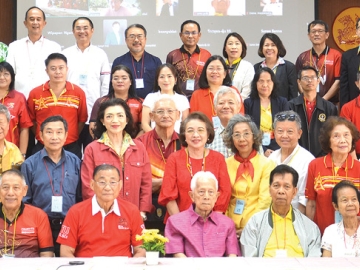 แสดงมุทิตาจิต : ศ.พิเศษ นรนิติ เศรษฐบุตร อดีตนายกสภามหาวิทยาลัยธรรมศาสตร์ มาร่วมพิธีรดน้ำดำหัวตามประเพณีปีใหม่
ของไทย ในงานประชุมใหญ่สามัญประจำปี สมาคมรัฐศาสตร์แห่งมหาวิทยาลัยธรรมศาสตร์ ในพระบรมราชูปถัมภ์ โดยมี
ศุภมิตร ชิณศรี ผวจ.สมุทรปราการ “สิงห์แดง รุ่น 36” ได้รับเลือกให้ดำรงตำแหน่ง “นายกสมาคมรัฐศาสตร์แห่งมหาวิทยาลัยธรรมศาสตร์ ในพระบรมราชูปถัมภ์” วาระปี 2568-2570 ที่ คณะรัฐศาสตร์ มหาวิทยาลัยธรรมศาสตร์ ท่าพระจันทร์