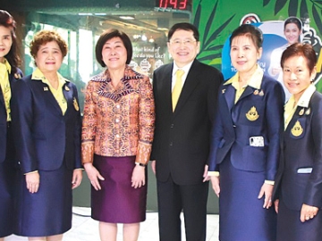 143 ปี วันสถาปนาศาลยุติธรรม : นพศักดิ์ ตรีพรชัยศักดิ์ ประธานเจ้าหน้าที่บริหาร แว่นท็อปเจริญ บมจ.ร่วมเจริญพัฒนา ต้อนรับ ชนากานต์ ธีรเวชพลกุล ประธานศาลฎีกา ที่บูธแว่นท็อปเจริญ สำนักงาน
ศาลยุติธรรม ซึ่งนำทีมพร้อมเครื่องมือตรวจวัดสายตาให้บริการพร้อมจำหน่ายแว่นตาในราคาพิเศษโดยรายได้จากการจำหน่ายแว่นตา(ไม่หักค่าใช้จ่าย) มอบให้กับชมรมคู่สมรสตุลาการศาลยุติธรรม เพื่อใช้ในกิจกรรมสาธารณกุศล