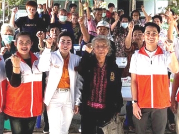 สร้างภูมิคุ้มกันในชุมชน : แอนศิริ วลัยกนก สมาชิกสภาผู้แทนราษฎร กรุงเทพมหานคร (เขตทุ่งครุ-ราษฎร์บูรณะ) ร่วมกับสำนักงานคณะกรรมการป้องกันและปราบปรามยาเสพติด และสถานีตำรวจนครบาลราษฎร์บูรณะ
จัดโครงการกิจกรรมสร้างสรรค์ ให้ความรู้แก่เด็ก เยาวชน และประชาชนในพื้นที่ชุมชนเขตราษฎร์บูรณะ พร้อมรับฟังปัญหาและคำแนะนำจากประชาชนเกี่ยวกับการพัฒนากลไกการป้องกันยาเสพติดในระดับชุมชน