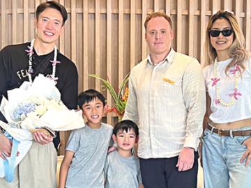พูลวิลล่าหรูบนเกาะส่วนตัว : ทอม สโตร์อัพ ผู้จัดการทั่วไป โรงแรมเคปฟาน เกาะสมุย ต้อนรับ ชาย-ชาตโยดม หิรัญยัษฐิติ
และภรรยา วิกกี้-สุนิสา เจทท์ พร้อมลูกชายทั้ง 2 คน
ในโอกาสที่พาครอบครัวเข้าพัก ที่ โรงแรมเคปฟาน เกาะสมุย