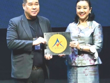 รับรองมาตรฐาน : ณพุฒิภพ เลิศบรรจงจิต ผจก.ทั่วไป โรงแรมเฮอริเทจ เชียงราย รับมอบตราสัญลักษณ์มาตรฐานสถานที่จัดงานประเทศไทย จาก ดร.ณหทัย ทิวไผ่งาม ผช.รมต.สำนักนายกรัฐมนตรี ในงาน MICE Standards Day 2025 ที่ เมืองทองธานี