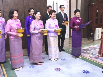 สมเด็จพระกนิษฐาธิราชเจ้า กรมสมเด็จพระเทพรัตนราชสุดาฯ สยามบรมราชกุมารี เสด็จออก ณ วังสระปทุม พระราชทานพระราชวโรกาสให้ ม.ร.ว.เบญจาภา (จักรพันธุ์) ไกรฤกษ์ นำคณะบุคคลเฝ้าทูลละอองพระบาทถวายพระพรชัยมงคล
เนื่องในโอกาสวันคล้ายวันพระราชสมภพ และทูลเกล้าฯ ถวายเงินสมทบทุนมูลนิธิชัยพัฒนา และมูลนิธิเทพรัตนเวชชานุกูล
กับทูลเกล้าฯ ถวายสมุดข่อยพระราชกรณียกิจของพระราชวงศ์จักรี และสิ่งของต่างๆ เมื่อวันพุธที่ 30 เมษายน 2568