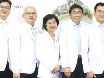 สู่ความเป็นเลิศในเอเชียอาคเนย์ : ศ.นพ.อภิชาติ อัศวมงคลกุล คณบดีคณะแพทยศาสตร์ ศิริราชพยาบาล และ ศ.นพ.กฤตย์วิกรม ดุรงค์พิศิษฏ์กุล ผอ.โรงพยาบาลศิริราช ปิยมหาราชการุณย์ ร่วมกับทีมแพทย์ผู้เชี่ยวชาญและพยาบาล ร่วมฉลองความสำเร็จการก้าวสู่ปีที่ 14 ในการให้บริการทางการแพทย์ภายใต้แนวคิดสำคัญ “ผู้รับ ผู้ให้” เพื่อนำรายได้คืนสู่คณะแพทยศาสตร์ศิริราชพยาบาล ที่ โรงพยาบาลศิริราช