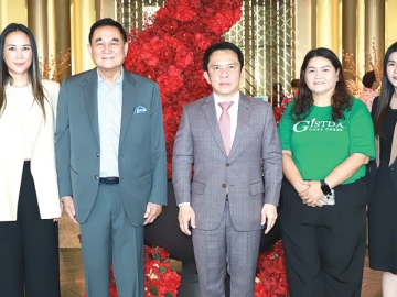 ร่วมแก้ไขวิกฤตสภาพภูมิอากาศ : ดร.อัศวิน อิงคะกุล ประธานกรรมการบริหาร และ ลักษมีกานต์ อิงคะกุล ประธานเจ้าหน้าที่บริหาร
มิราเคิล กรุ๊ป ร่วมต้อนรับ ดร.ปกรณ์ อาภาพันธุ์ ผอ.สำนักงานพัฒนาเทคโนโลยีอวกาศและภูมิสารสนเทศ (องค์การมหาชน)
ประธานในพิธีลงนามความร่วมมือว่าด้วยการส่งเสริมและสนับสนุนข้อมูลภาพถ่ายดาวเทียม เพื่อแก้ปัญหาอันเนื่องมาจากการเปลี่ยนแปลงสภาพภูมิอากาศ โดยมีคณะผู้บริหารโรงแรมฯ ร่วมต้อนรับ ที่ โรงแรมอัศวิน แกรนด์ คอนเวนชั่น