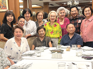 โรงแรมระดับตำนาน : คัมภีร์ สุวรรณรัต อดีตประธานฝ่ายปฏิบัติการ โรงแรมและรีสอร์ทในเครือดุสิต เป็นประธานในงานเลี้ยงพบปะสังสรรค์พนักงานเก่าของโรงแรมดุสิตธานี รุ่นลายคราม ย้อนรำลึกการทำงาน ความสนุกสนาน ความทุกข์สุขร่วมกัน โดยมี มร.มาร์ค แวน ออคทรอพ, ทิพย์รัตน์ หงสไกร, มาลินี ชวลิตเลขา, สุรภี ลีรเศรษฐากร และ วีรา พาสพัฒนพาณิชย์ ร่วมงาน ที่ ราชกรีฑาสโมสร ถนนวิทยุ