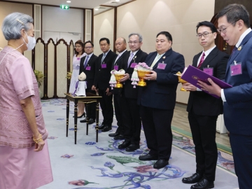 สมเด็จพระกนิษฐาธิราชเจ้า กรมสมเด็จพระเทพรัตนราชสุดาฯ สยามบรมราชกุมารี เสด็จออก ณ วังสระปทุม พระราชทาน
พระราชวโรกาสให้ ศ.ศุภสวัสดิ์ ชัชวาลย์ อธิการบดีมหาวิทยาลัยธรรมศาสตร์ และประธานคณะกรรมการอำนวยการสถาบันเทคโนโลยีนานาชาติสิรินธร นำคณะผู้บริหารสถาบันฯ เฝ้าทูลละอองพระบาท กราบบังคมทูลรายงานผลการดำเนินงาน
ของสถาบันฯ และทูลเกล้าฯ ถวายเงินโดยเสด็จพระราชกุศลตามพระราชอัธยาศัย เมื่อวันศุกร์ที่ 2 พฤษภาคม 2568