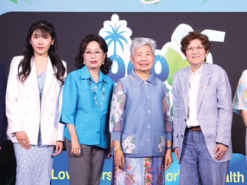 น้ำมะพร้าวเพื่อสุขภาพ : ศ.กิตติคุณ ดร.อัจฉรา จันทร์ฉาย ประธานที่ปรึกษากิตติมศักดิ์ และ ดร.ณราทิพย์
อร่ามวัฒนานนท์ ประธานกรรมการบริหาร บจก.ยูนิคอร์น คอนซูมเมอร์ เจ้าของแบรนด์ “Cocolove (โคโคเลิฟ)”
เปิดตัวแคมเปญ “Love yourself, Drink for your health” รณรงค์ให้คนไทยดื่มนํ้ามะพร้าวแท้ 100% เพื่อสุขภาพที่ดีและแข็งแรง โดยมีคณะผู้บริหาร, เบลล่า ราณี และ มิว ศุภศิษฏ์ ร่วมงาน ที่ ห้างบิ๊กซี ราชดำริ
