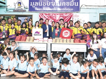 แบ่งปันความอร่อย : สุดาภา นาคเวก Chief Marketing Officer, Pizza Hut ประเทศไทย และ พงศ์ปณต
อิงคสิทธิ์ Chief Commercial Officer บริษัท Purple Ventures Co., Ltd. (Robinhood) มอบ “พิซซ่า ฮัท”
ให้เด็กๆในมูลนิธิบ้านนกขมิ้น พร้อมจัดคาราวานไรเดอร์ “Pizza Hut x Robinhood” เพื่อให้บริการจัดส่งพิซซ่า
ร้อนๆ ถึงหน้าบ้านลูกค้าในพื้นที่กรุงเทพฯ และปริมณฑล รวดเร็วโดย “โรบินฮู้ด” แอปฟู้ดเดลิเวอรีสัญชาติไทย
