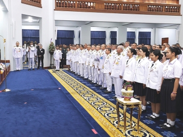 สมเด็จพระกนิษฐาธิราชเจ้า กรมสมเด็จพระเทพรัตนราชสุดาฯ สยามบรมราชกุมารี เสด็จลง ณ ศาลาดุสิดาลัย สวนจิตรลดา พระราชทานพระราชวโรกาสให้ ศ.เกียรติคุณ นพ.ไกรสิทธิ์ ตันติศิรินทร์ ที่ปรึกษางานโครงการตามพระราชดำริฯ และ พล.ต.ท.นิตินัย หลังยาหน่าย ผู้บัญชาการตำรวจตระเวนชายแดน
นำคณะผู้บังคับบัญชาที่รับผิดชอบงานโครงการฯ ในโรงเรียนตำรวจตระเวนชายแดน และคณะครู พร้อมด้วยผู้ปฏิบัติงานและผู้สนับสนุนโครงการตาม
พระราชดำริ เฝ้าฯ ในโอกาสประชุมสัมมนาครูใหญ่โรงเรียนตำรวจตระเวนชายแดน ประจำปี 2568 ครั้งที่ 44 เมื่อวันจันทร์ที่ 5 พฤษภาคม 2568 เวลา 09.16 น.