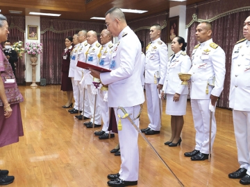 สมเด็จพระกนิษฐาธิราชเจ้า กรมสมเด็จพระเทพรัตนราชสุดาฯ สยามบรมราชกุมารี เสด็จลง ณ อาคารชัยพัฒนา สวนจิตรลดา
พระราชทานพระราชวโรกาสให้ พล.ต.อ.กิตติ์รัฐ พันธุ์เพ็ชร์ ผู้บัญชาการตำรวจแห่งชาติ นำคณะนายตำรวจชั้นผู้ใหญ่ สำนักงานตำรวจแห่งชาติ พร้อมคู่สมรส เฝ้าฯ ถวายพระพรชัยมงคล และทูลเกล้าฯ ถวายเงินโดยเสด็จพระราชกุศลตามพระราชอัธยาศัย เนื่องในโอกาสวันคล้ายวันพระราชสมภพ เมื่อวันพฤหัสบดีที่ 1 พฤษภาคม 2568 เวลา 14.00 น.