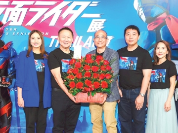 ฉลอง 50 ปี : สมพล ตรีภพนารถ ประธานเจ้าหน้าที่บริหาร ธุรกิจศูนย์การค้า บมจ.เอ็ม บี เค และ สหัพย์ภัค
โชควิจิตรกุล กก.ผจก.ศูนย์การค้าเอ็ม บี เค เซ็นเตอร์ แสดงความยินดีกับ กฤษณ์ สกุลพานิช ปธ.จนท.บห.
บจก.เดกซ์, เกียรติกมล เอี่ยมพึ่งพร ปธ.บห.บจก.ไฟว์สตาร์ เอเจนซี่ และ พิชชาภา ณรงค์พันธ์ กก.ผจก.เจแปน อนิเมะ
มูฟวี่ ไทยแลนด์ ในงาน “KAMEN RIDER 50 YEARS EXHIBITION” ที่ศูนย์การค้าเอ็ม บี เค เซ็นเตอร์