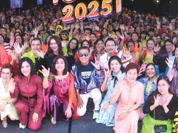 จักรวาลแห่งความสนุกสนาน : นุสรา (อัสสกุล) บัญญัติปิยพจน์ ประธานเจ้าหน้าที่บริหาร และ กก.ผจก.บมจ.ไทยสมุทรประกันชีวิต พร้อมด้วย สมชัย
อาภรณ์ศิริพงษ์ Deputy Chief Executive Officer จัดงาน “OCEAN FAMILY PARTY 2025” ภายใต้ธีม “มันส์ดิเวิร์ส” โดยมีกิจกรรมพิเศษ อาทิ SHOWDIVERSE CONTEST การแสดงสุดสร้างสรรค์จากพนักงาน, มอบของรางวัลมากมาย และมินิคอนเสิร์ตจาก “ไอซ์ ศรัณยู” เพื่อขอบคุณและตอบแทนพลังความรักจากทุกคนในครอบครัว OCEAN LIFE ไทยสมุทร ที่ร่วมกันสนับสนุนการขับเคลื่อนองค์กรอย่างต่อเนื่อง