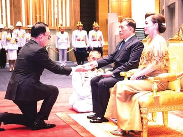 พระบาทสมเด็จพระเจ้าอยู่หัว และสมเด็จพระนางเจ้าฯพระบรมราชินี เสด็จพระราชดำเนินไปทอดพระเนตรการแสดงเฉลิมพระเกียรติ “แซ่ซ้องทศมสยามินทร์
นาฏศิลป์ไทย-
ตะวันตก” โดยคณะ
ผู้แสดงจาก Brigham Young University อันมีชื่อเสียงแห่ง
สหรัฐอเมริกาในการนี้
ม.ล.ปนัดดา ดิศกุลเลขาธิการ มูลนิธิิศรีสวางควัฒน ใน
พระอุปถัมภ์ฯเข้าเฝ้าฯรับพระราชทานเหรียญที่ระลึก ณ โรงละครอักษรา เขตราชเทวีกรุงเทพมหานคร