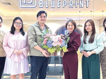 เปิดสาขาใหม่ : จรูญรัตน์ สาลี กก.ผจก.บจก.พาราไดซ์ พาร์ค มอบดอกไม้ร่วมแสดงความยินดีให้แก่ ณัฐพล ทิพธัญญาธร และ จินดาพร สุนทโรทัย กก.ผจก.บจก.ไดมอนด์ เอดดูเคท ในโอกาสเปิด “Physics Blueprint” สถาบันสอนฟิสิกส์และความถนัดทางวิศวะ ที่ศูนย์การค้าพาราไดซ์ พาร์ค ถนนศรีนครินทร์