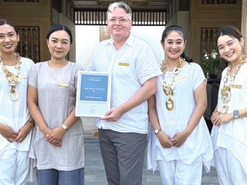 ได้รับความนิยมสูงสุดทั่วโลก : คริสเตียน เริลช์ลิ ผจก.ทั่วไป
โรงแรมเคปนิทรา หัวหิน พร้อมด้วยพนักงานโรงแรมฯ ร่วมกันยินดีที่โรงแรมเคปนิทรา หัวหิน ได้รับรางวัล HolidayCheck Award 2025 จาก HolidayCheck โดยได้รับคะแนน 5.9 จาก 6