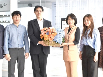 เปิดสาขาใหม่ : จรูญรัตน์ สาลี กรรมการผู้จัดการ บริษัท พาราไดซ์ พาร์ค จำกัด มอบดอกไม้ร่วมแสดงความยินดีให้แก่ ประสิทธิ์ เกียรติวัชรวิทย์ กรรมการ บริษัท อาหารตา จำกัด ในโอกาสเปิด “Prism : Optical Lab”ศูนย์บริการสายตา
และเลนส์ครบวงจรให้บริการตรวจวัด
สายตาโดยนักทัศนมาตรผู้เชี่ยวชาญพร้อมเครื่องมือวัดสายตาที่ทันสมัย แม่นยำ
และบริการให้คำปรึกษาที่ชั้น 3 ศูนย์การค้าพาราไดซ์ พาร์ค ถนนศรีนครินทร์