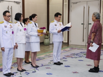 สมเด็จพระกนิษฐาธิราชเจ้า กรมสมเด็จพระเทพรัตนราชสุดาฯ สยามบรมราชกุมารี เสด็จออก ณ วังสระปทุม
พระราชทานพระราชวโรกาสให้ นายวุฒิไกร ลีวีระพันธุ์ ปลัดกระทรวงพาณิชย์ นำคณะผู้บริหาร และคณะกรรมการร้านกระทรวงพาณิชย์ เฝ้าทูลละอองพระบาท ทูลเกล้าทูลกระหม่อมถวายเงินรายได้จากการออกร้านงานกาชาดประจำปี 2566 เพื่อบำรุงสภากาชาดไทย เมื่อวันพฤหัสบดีที่ 1 พฤษภาคม 2568