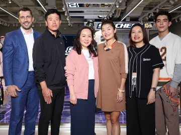 คอลเลคชั่นใหม่ : จิตรฤดี พนิตพล รอง กก.ผจก.กลุ่มสินค้าแฟชั่นและนาฬิกา บจก.เซ็นทรัล มาร์เก็ตติ้ง กรุ๊ป เปิดตัวสโตร์ MegaBangna โฉมใหม่ พร้อม “Skechers Street™ Shadow” โดยมี ไข่มุก นิลเศรษฐี ผจก.ทั่วไปอาวุโส Skechers
ประเทศไทย และผู้บริหาร CMG ร่วมงาน ที่ SKETCHERS Store MegaBangna