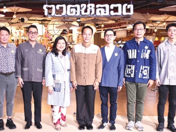 “กาดหลวง” โฉมใหม่ : ศิวะ ธมิกานนท์ รอง ผวจ.เชียงใหม่, ภัทรา ทรัพยะประภา ผู้บริหารสายงาน
ธุรกิจศูนย์อาหาร บมจ.เซ็นทรัลพัฒนา และ พรเทพ
อรรถกิจไพศาล ผอ.กลุ่มงานปฏิบัติการสาขาภาคเหนือ ร่วมกัน
เปิดโซน “กาดหลวง” แหล่งรวมร้านอาหารชื่อดัง ร้าน
มิชลิน และร้านยอดนิยม กว่า 98 ร้าน พร้อมเมนูเด็ดกว่า 2,000 รายการ ที่ ศูนย์การค้าเซ็นทรัล เชียงใหม่ แอร์พอร์ต