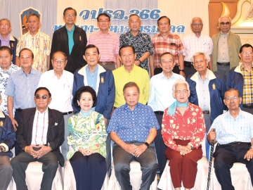 สังสรรค์ วปรอ.366 : พล.อ.อ.อำพล อินทรไทยวงศ์ ประธานคณะนักศึกษาวิทยาลัยป้องกันราชอาณาจักร รุ่น 366 จัดงานเลี้ยงสังสรรค์
ในโอกาสวันคล้ายวันเกิดเพื่อนร่วมรุ่น วปรอ.366 พร้อมคู่สมรส โดยมี พล.อ.กอบศักดิ์ รักแผน, ศ.(พิเศษ) สมชาย พงษธา, คุณหญิงทิพยวรรณ
ตันตกิตติ์, ดร.สุชน เหมันต์, หาญ เชี่ยวชาญ, ดร.กิจจา ใจเย็น, รศ.ม.ร.ว.วุฒิเลิศ เทวกุล, ดร.ต่อพงศ์ วัจนะสวัสดิ์, บัณฑิต โสตถิพลาฤทธิ์, พล.ท.ประสงค์ ปานเจริญ และ วันนิวัติ ศรีไกรวิน มาร่วมอวยพรเพื่อนร่วมรุ่นอย่างอบอุ่น ที่โรงแรมมณเฑียร ริเวอร์ไซด์ ถนนพระรามที่ 3