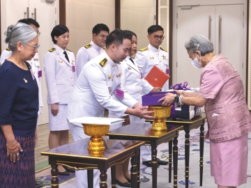 สมเด็จพระกนิษฐาธิราชเจ้า กรมสมเด็จพระเทพรัตนราชสุดาฯ สยามบรมราชกุมารี เสด็จออก ณ วังสระปทุม
พระราชทานพระราชวโรกาสให้ รศ.ชาญชัย พานทองวิริยะกุล อธิการบดี มหาวิทยาลัยขอนแก่น
นำคณะผู้บริหารเฝ้าฯ กราบบังคมทูลรายงานผลการจัดงานประกวดละครเยาวชนสร้างสรรค์ ระดับมัธยมศึกษา “แก่นอีสานวัฒน์” ครั้งที่ 6 ชิงถ้วยพระราชทานฯ เมื่อวันศุกร์ที่ 2 พฤษภาคม 2568 เวลา 09.00 น.