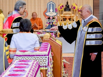 สมเด็จพระกนิษฐาธิราชเจ้า กรมสมเด็จพระเทพรัตนราชสุดาฯ สยามบรมราชกุมารี เสด็จพระราชดำเนินแทนพระองค์ไปในการพระราชทานปริญญาบัตรแก่ผู้สำเร็จการศึกษา ประจำปีการศึกษา 2566 จาก มหาวิทยาลัยมหาสารคาม จังหวัดมหาสารคาม ในการนี้ นายฉัตรชัย พรหมเลิศ เข้ารับพระราชทานปริญญาปรัชญาดุษฎีบัณฑิตกิตติมศักดิ์ สาขาวิชารัฐประศาสนศาสตร์ เมื่อวันพฤหัสบดีที่ 15 พฤษภาคม 2568