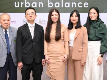 โซนใหม่ล่าสุด : นภารัตน์ ศรีวรรณวิทย์ Chief Finance, Accounting and Risk Management
Officer บมจ.เซ็นทรัลพัฒนา และ พิมพ์พร งามขจรวิวัฒน์ Asset Director ศูนย์การค้าเซ็นทรัลเวิลด์
เปิด “Urban Balance” พร้อมเปิด 26 แบรนด์ใหม่ในรูปแบบคอนเซ็ปต์สโตร์และแฟล็กชิปสโตร์ ครอบคลุมบริการด้านสุขภาพและความงามแบบครบวงจร โดยมีคณะผู้บริหารร่วมกันต้อนรับแขก ที่ ชั้น 5 ศูนย์การค้าเซ็นทรัลเวิลด์