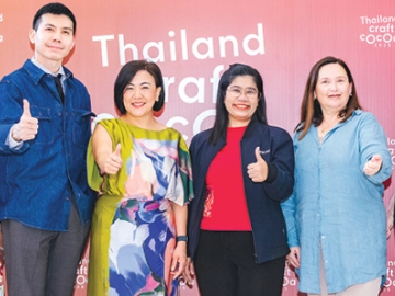 เพื่อเกษตรกรไทย : ขวัญแก้ว สิริจินดา ผช.กก.ผจก.ส่วนงานส่งเสริมธุรกิจ ฝ่ายการตลาด บมจ.เซ็นทรัลพัฒนา และ ศศิวิมล สุทธิเลิศ จาก กรมส่งเสริมอุตสาหกรรม ร่วมกันสนับสนุนเกษตรกรไทยผู้ปลูกและแปรรูปโกโก้จากแหล่งปลูกคุณภาพทั่วประเทศ คัดผลิตภัณฑ์โกโก้ รวมทั้งช็อกโกแลตไทยที่ชนะรางวัลระดับเอเชียแปซิฟิก ร่วมงาน “THAILAND CRAFT COCOA 2025” ซึ่งจัดถึง 25 พ.ค. ที่ ศูนย์การค้าเซ็นทรัลเวิลด์