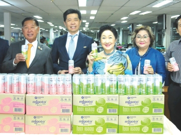 สดชื่นอร่อยสไตล์ญี่ปุ่น : นพ.ณรงค์ฤทธิ์ ตั้งคารวคุณ ประธานเจ้าหน้าที่บริหาร บริษัท ฮอกไกโด ฟู้ด แอนด์ เบฟเวอเรจ จำกัด พร้อมด้วย ประจักษ์ ตั้งคารวคุณ ร่วมมอบเครื่องดื่มฮอกไกโด “มิโกโตะ” สปาร์คกิ้ง โซดา รสพีช และรสเมลอน เครื่องดื่มพรีเมียมจากญี่ปุ่น หอมอร่อยซ่า มีวิตามิน และไม่มีน้ำตาล เติมความสดชื่นอย่างมีระดับ จำนวน 1,200 กระป๋อง ให้แก่ ผาณิต พูนศิริวงศ์ ประธานเจ้าหน้าที่ บริษัท หนังสือพิมพ์แนวหน้า จำกัด เพื่อสนับสนุนการดำเนินงานของหนังสือพิมพ์แนวหน้า โดยมี ธนเดช อิงคภัทรางกูร บก.ภาพข่าวสังคม ร่วมรับมอบ ที่สำนักงานหนังสือพิมพ์แนวหน้า