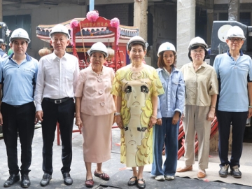 เพื่อความเป็นสิริมงคล : จรรย์สมร วัธนเวคิน, คุณหญิงณัฐิกา วัธนเวคิน อังอุบลกุล, สุพล วัธนเวคิน ร่วมประกอบพิธีทางศาสนาเตรียมการก่อสร้างโรงแรม โวโค่ แบงคอก สุรวงศ์ กรุงเทพฯ ในนาม บริษัท ตวันนา พรอพเพอร์ตี้ จำกัด เพื่อรองรับนักท่องเที่ยว-นักเดินทางจากกลางเมืองมาย่านสุรวงศ์ โดยมี กฤษฎา ธรรมวิริยารักษ์, สุวิสา คงแก้ว, เหรียญชัย เลิศลอยกุลชัย ร่วมพิธี ทีโรงแรม โวโค่ แบงคอก สุรวงศ์ กรุงเทพฯ