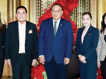 พัฒนาอย่างยั่งยืน : ดร.อัศวิน อิงคะกุล ประธานกรรมการบริหาร มิราเคิล กรุ๊ป ต้อนรับ ดร.วิจารย์ สิมาฉายา ผู้อำนวยการสถาบันสิ่งแวดล้อมไทย และ เลขาธิการ องค์กรธุรกิจเพื่อการพัฒนาอย่างยั่งยืน ในโอกาสเป็นประธานเปิดการสัมมนา เรื่อง “Net Zero ด้วยการจัดซื้อจัดจ้างที่ยั่งยืน” จัดโดย
องค์กรธุรกิจเพื่อการพัฒนาอย่างยั่งยืน (TBCSD) ร่วมกับ สถาบันสิ่งแวดล้อมไทย เพื่อเปลี่ยนแปลงระบบไปสู่อนาคตที่ดีกว่า โดยมี ลักษมีกานต์ อิงคะกุล ประธานเจ้าหน้าที่บริหาร มิราเคิล กรุ๊ป และคณะผู้บริหารโรงแรมฯ ร่วมกันต้อนรับ ที่ โรงแรมอัศวิน แกรนด์ คอนเวนชั่น เขตหลักสี่