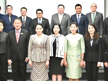 สัมมนานักธุรกิจไทย-เวียดนาม : แพทองธาร ชินวัตร นายกรัฐมนตรี พบปะนักธุรกิจไทยที่ลงทุนในสาธารณรัฐสังคมนิยมเวียดนาม ในงาน “Thailand-
Viet Nam Business Forum” ภายใต้หัวข้อ “1+1 = Zero Boundary on Three Connects” โดยมี สนั่น อังอุบลกุล ประธานอาวุโส
หอการค้าไทย และสภาหอการค้าแห่งประเทศไทย, ธรรมศักดิ์ เศรษฐอุดม, จรีพร จารุกรสกุล, ชฎาทิพ จูตระกูล, สมหะทัย พานิชชีวะ, มนตรี
สุวรรณโพธิ์ศรี, ธรรม์ จิราธิวัฒน์ และ โสภณ ราชรักษา ร่วมงาน ที่ โรงแรม Melia Hanoi กรุงฮานอย สาธารณรัฐสังคมนิยมเวียดนาม