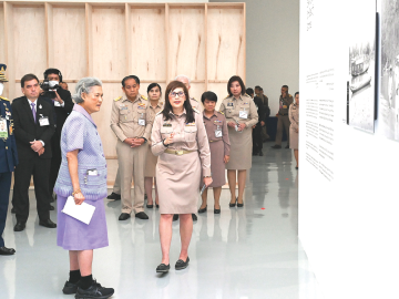 สมเด็จพระกนิษฐา
ธิราชเจ้า กรมสมเด็จ
พระเทพรัตนราชสุดาฯ
สยามบรมราชกุมารี
เสด็จพระราชดำเนินไปทรงเปิดนิทรรศการพิเศษภาพถ่ายจากฟิล์ม
กระจก ชุด หอพระสมุด
วชิรญาณ ครั้งที่ 3
จัดโดย กรมศิลปากร
และหน่วยงานต่างๆ
โดยนิทรรศการพิเศษชุดนี้ ท่านผู้หญิง
สิริกิติยา เจนเซน
เรียบเรียงและ
ออกแบบนิทรรศการ
ณ หอศิลปวัฒนธรรม
แห่งกรุงเทพมหานคร เขตปทุมวัน เมื่อวันพุธที่
21 พฤษภาคม 2568