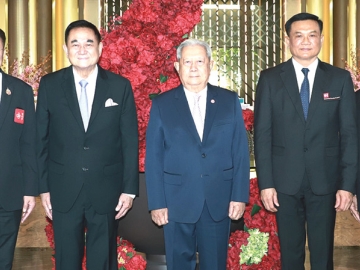 จบหลักสูตร : พล.อ.สุรยุทธ์ จุลานนท์ ประธานองคมนตรี เป็นประธานในพิธีมอบประกาศนียบัตรแก่ผู้สำเร็จการอบรม หลักสูตร “Medical Hub Executive Program 2025” จัดโดย กรมสนับสนุนบริการสุขภาพ กระทรวงสาธารณสุข ร่วมกับมูลนิธิกรมสนับสนุนบริการสุขภาพ โดยมี นพ.สุระ
วิเศษศักดิ์ ประธานหลักสูตร MEP 2025, ดร.นพ.ภานุวัฒน์ ปานเกตุ อธิบดีกรมสนับสนุนบริการสุขภาพ, นพ.สุรโชค ต่างวิวัฒน์ เลขาธิการคณะกรรมการอาหารและยา และ ดร.อัศวิน อิงคะกุล ประธานกรรมการบริหาร มิราเคิล กรุ๊ป ต้อนรับ ที่ โรงแรมอัศวิน แกรนด์ คอนเวนชั่น