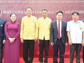 ครบรอบ 135 ปี : สนั่น อังอุบลกุล นายกสมาคมมิตรภาพไทย-เวียดนาม พร้อมด้วย ราชันย์ หุ้นซั้ว
ผู้ว่าราชการจังหวัดอุดรธานี และ ดินห์ ฮวง ลินห์ กงสุลใหญ่เวียดนาม ประจำจังหวัดขอนแก่น เป็นประธานร่วมในพิธีเปิด “งานฉลอง 135 ปี ครบรอบวันเกิดประธานโฮจิมินห์” โดยมี ทอง กุลธัญวัฒน์, เรืองยุทธ เลือง
และ กัณฑ์พงศ์ สุระวรรณวิจิตร ร่วมงาน ที่ แหล่งอนุสรณ์สถานประธานโฮจิมินห์ จังหวัดอุดรธานี