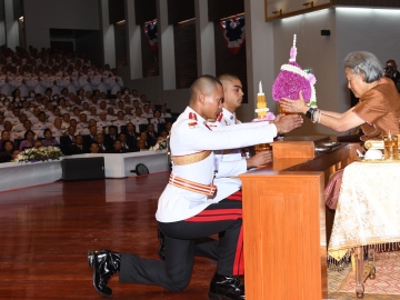 สมเด็จพระกนิษฐาธิราชเจ้า กรมสมเด็จพระเทพรัตนราชสุดาฯ สยามบรมราชกุมารี เสด็จพระราชดำเนินไปทรงเป็นประธานในพิธีไหว้ครู ประจำปีการศึกษา 2568 พระราชทานพระราชวโรกาสให้ หัวหน้านักเรียนนายร้อย นำนักเรียนนายร้อย จำนวน 1,364 นาย สวดมนต์ ไหว้พระ และไหว้ครู ณ หอประชุมโรงเรียนนายร้อยพระจุลจอมเกล้า อำเภอเมือง จังหวัดนครนายก เมื่อวันศุกร์ที่ 23 พฤษภาคม 2568 เวลา 09.46 น.