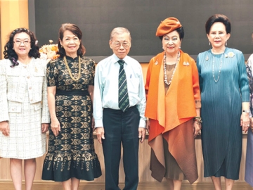 เพื่อการเยียวยาทางจิตใจ : ลลิสา จงบารมี และกัลยาณมิตร ดร.มยุรี เตยะราชกุล,
มาลินี สุขมงคล, อรพินธ์ จิรชนานนท์ และ ยุพเยาว์ เพียรพาณิชย์พร ร่วมกัน
มอบเงินสมทบทุนมูลนิธิโรงพยาบาลสมเด็จเจ้าพระยาฯ ให้แก่ นพ.ปรีชา ศตวรรษธำรง รองประธานมูลนิธิฯ ที่ สถาบันจิตเวชศาสตร์สมเด็จเจ้าพระยา