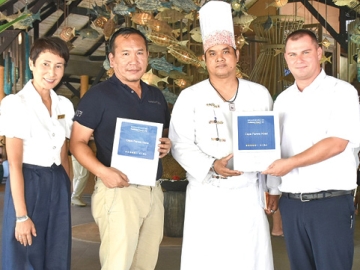 ที่พักที่ได้รับความนิยมสูงสุดทั่วโลก : มร.จาคุป โกดุส ผช.ฝ่ายบริหารด้านอาหารและเครื่องดื่ม โรงแรมเคปพันวา ภูเก็ต พร้อมผู้บริหารและพนักงานโรงแรมฯ ร่วมยินดีที่โรงแรมเคปพันวา ได้รับรางวัล HolidayCheck Award 2025 จาก HolidayCheck