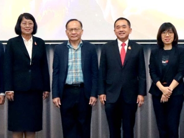 รับฟังความคิดเห็น : ศ.พิเศษ วิศิษฏ์ วิศิษฏ์สรอรรถ ปลัดกระทรวงดิจิทัลเพื่อเศรษฐกิจและสังคม เปิดการประชุม “ร่างหลักการของกฎหมายว่าด้วยปัญญาประดิษฐ์” จัดโดย ดร.ศักดิ์ เสกขุนทด สนง.พัฒนาธุรกรรมทางอิเล็กทรอนิกส์ โดยมี ดร.ชาญวิทย์ บุญช่วย นายกสมาคมผู้ประกอบการปัญญาประดิษฐ์ฯ และ ม.ร.ว.นงคราญ ชมพูนุท ประธานสภาดิจิทัลเพื่อเศรษฐกิจและสังคมฯ ร่วมงาน ที่ โรงแรมดิ เอมเมอรัลด์