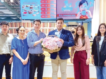 เปิดสาขาใหม่ : เอกกร อัมบัส ผู้ช่วยกรรมการผู้จัดการ บริษัท พาราไดซ์ พาร์ค จำกัด
ร่วมยินดีกับ ปกรณ์ ทวีผลเจริญ Managing Director และ เมธวี ฉายารัตน์ General Manager บริษัท แด๊ดดี้ โด (ประเทศไทย) จำกัด ในโอกาสเปิดร้าน Daddy Dough โดนัทสัญชาติไทย สาขาที่ 6 ที่ ศูนย์การค้าพาราไดซ์ พาร์ค