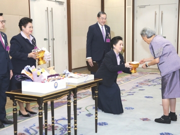 สมเด็จพระกนิษฐาธิราชเจ้า กรมสมเด็จพระเทพรัตน
ราชสุดาฯ สยามบรมราชกุมารี เสด็จออก ณ วังสระปทุม
พระราชทานพระราชวโรกาสให้ ศ.พิเศษ สุรเกียรติ์ เสถียรไทย รองประธานกรรมการที่ปรึกษา และประธานกรรมการบริหาร มูลนิธิอาสาเพื่อนพึ่ง (ภาฯ) ยามยาก สภากาชาดไทย นำคณะกรรมการและที่ปรึกษามูลนิธิฯ เฝ้าทูลละอองพระบาท ทูลเกล้าทูลกระหม่อมถวายเงินรายได้
จากการร่วมออกร้านในงานกาชาด ประจำปี 2567 เพื่อบำรุงสภากาชาดไทย เมื่อวันเสาร์ที่ 24 พฤษภาคม 2568