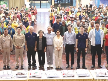 จัดต่อเนื่องปีที่ 50 : สงกรานต์ อิสสระ ประธานเจ้าหน้าที่บริหาร บมจ.ชาญอิสสระ ดีเวล็อปเมนท์, กรัชเพชร
อิสสระ และ ธรรมนูญ โกวิทยา บจก.พิธานพานิช พร้อมครอบครัว ร่วมกันมอบข้าวสารให้แก่ผู้มีรายได้น้อย
ชาวหาดใหญ่ จำนวน 320 กระสอบ (กระสอบละ 10 กิโลกรัม) ประจำปี 2568 โดยมี ดร.กิตติ
เรืองเริงกุลฤทธิ์ ปลัดเทศบาลนครหาดใหญ่ และคณะต้อนรับ ที่ หอประชุมเทศบาลนครหาดใหญ่ จ.สงขลา