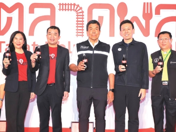 พลิกโฉมสตรีทฟู้ด : ศรุต วิทยารุ่งเรืองศรี ผอ.อาวุโสฝ่ายองค์กรสัมพันธ์ฯ บจก.โคคา-โคล่า ประจำประเทศไทยและลาว, ชัชชาติ สิทธิพันธุ์ ผู้ว่าราชการกรุงเทพมหานคร และ สนง.เขตธนบุรี ประกาศความร่วมมือปรับปรุงพื้นที่สำหรับร้านค้าใต้สะพานรัชดาภิเษก ฝั่งทางรถไฟตลาดพลู เขตธนบุรี กรุงเทพฯ ให้สะอาด สวยงาม และเป็นระเบียบ ผ่านแคมเปญ “COKE Foodmarks” สู่การเป็น “แลนด์มาร์คสตรีทฟู้ดแห่งใหม่”