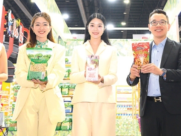 “เปิดประตูสู่โลกแห่งสุขภาพ” : วลัยทิพย์ ซื่อตรงมั่นคง ผอ.ฝ่ายสื่อสารองค์กร เครือเฮอริเทจ พร้อมผู้บริหารเครือเฮอริเทจ วศธร พลไพศาล และ สุริยา มูลศรี ร่วมออกบูธในงานแสดงสินค้าอาหารและเครื่องดื่มที่ใหญ่ที่สุด
ในภูมิภาคเอเชียแปซิฟิก “THAIFEX – ANUGA ASIA 2025” ภายใต้คอนเซ็ปต์ “Beyond Food Experience” นำเสนอผลิตภัณฑ์เพื่อสุขภาพคุณภาพเยี่ยม ซึ่งจัดถึง 31 พ.ค.2568 ที่ อิมแพ็ค เมืองทองธานี