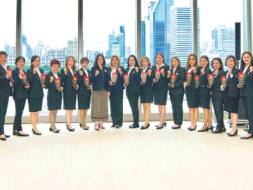มาตรฐานสากล : นุสรา (อัสสกุล) บัญญัติปิยพจน์ ปธ.จนท.บห.บมจ.ไทยสมุทรประกันชีวิต และ สมชัย อาภรณ์ศิริพงษ์ Deputy Chief Executive Officer พร้อมคณะผู้บริหาร ร่วมยินดีกับที่ปรึกษาประกันชีวิต OCEAN LIFE ไทยสมุทร 25 ท่าน ที่ได้รับรางวัล “APFinSA Awards 2025” รางวัลระดับภูมิภาคเอเชีย-แปซิฟิกที่เชิดชูเกียรติที่ปรึกษาทางการเงินและตัวแทนประกันชีวิตที่มีผลงานยอดเยี่ยม มีศักยภาพในการดูแลลูกค้าอย่างมืออาชีพ และมุ่งมั่นพัฒนาคุณภาพการให้บริการอย่างต่อเนื่องจนเป็นที่ยอมรับในระดับสากล ที่ศูนย์การประชุมแห่งชาติสิริกิติ์
