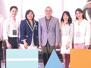 “LEAD รุ่น 7 โดยเซ็นทรัลพัฒนา” : อิศเรศ จิราธิวัฒน์ Head of Fashion and Luxury Partner Management บมจ.เซ็นทรัลพัฒนา, มณีจันทร์ สมิทธิสมบูรณ์ Head of B2B Marketing และ ผศ.ปิติพีร์
รวมเมฆ ร่วมเปิดหลักสูตรรีเทลที่มอบโอกาสให้ผู้ประกอบการรุ่นใหม่ที่พร้อมขยายธุรกิจได้สร้างธุรกิจให้แข็งแรง
และเติบโตอย่างยั่งยืน “เรียนจริง-ทำจริง-โตจริง” ที่โรงแรมเซ็นทารา แกรนด์ เซ็นทรัลเวิลด์ แยกราชประสงค์