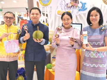 สร้างรายได้ให้เกษตรกร : บุญธรรม ถาวรทัศนกิจ รอง ผวจ.พังงา เปิดงาน “Phangnga Fair 2025” จำหน่ายสินค้าอัตลักษณ์พังงา ทั้งสินค้าเกษตร เกษตรแปรรูป สินค้าชุมชน อาหารทะเล อาหารทะเลแปรรูป ที่ ศูนย์การค้าเซ็นทรัล ภูเก็ต


