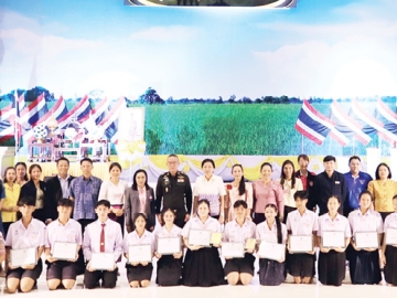ตระหนักรู้สู่ความภูมิใจ : ธนียา นัยพินิจ ผวจ.พิจิตร และ ผอ.กองอำนวยการรักษาความมั่นคงภายในจังหวัดพิจิตร เป็นประธานในงานมอบรางวัลให้แก่ผู้ชนะการประกวดสุนทรพจน์ “เทิดพระเกียรติพระบาทสมเด็จพระเจ้าอยู่หัว 28 กรกฎา มหามงคล” เพื่อส่งเสริมความตระหนักรู้และปลูกฝังจิตสำนึกให้นักเรียนเกิดความรัก ความภาคภูมิใจในสถาบันหลักของชาติ ให้เยาวชนได้แสดงความคิดเห็นต่อปัญหา ข้อสงสัย ประเด็นความขัดแย้งในสังคมที่เกิดขึ้นในปัจจุบันอย่างสร้างสรรค์ มีเหตุมีผล โดยมี พ.อ.สัมฤทธิ์ ฉัตรวัฒนาสกุล รอง ผอ.รมน.พจ. ร่วมพิธี ที่ ศูนย์ราชการจังหวัดพิจิตร
