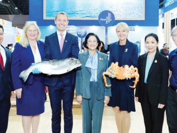 ก้าวสู่ผู้นำ : คริสเตียน เครเมอร์ ประธานเจ้าหน้าที่บริหารสภาอุตสาหกรรมอาหารทะเลนอร์เวย์ และ โอซฮิลด์
นัคเค่น ผอ.ภูมิภาคเอเชียตะวันออกเฉียงใต้ ต้อนรับ ดร.นลินี ทวีสิน ประธานผู้แทนการค้าไทย ในงาน “THAIFEX – Anuga Asia 2025” ที่อาคารชาเลนเจอร์อิมแพ็คเมืองทองธานี ซึ่งในปีนี้นอร์เวย์เป็นประเทศผู้ส่งออกอาหารทะเลรายใหญ่ที่สุดในโลก ด้วยปริมาณการส่งออกรวมกว่า 2.8 ล้านตันไปยัง 150 ตลาดทั่วโลก